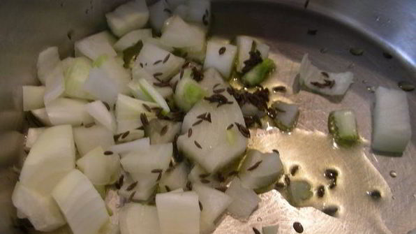 суп-пюре из зеленого горошка с чесноком и тмином