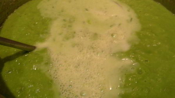 суп-пюре из зеленого горошка с чесноком и тмином