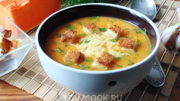 суп-пюре с тыквой и сухариками