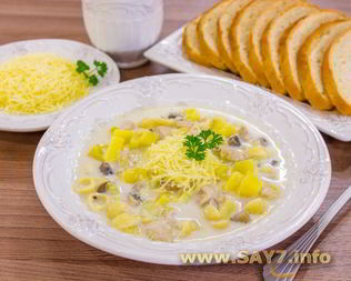 Суп с грибами, куриным филе и сливками