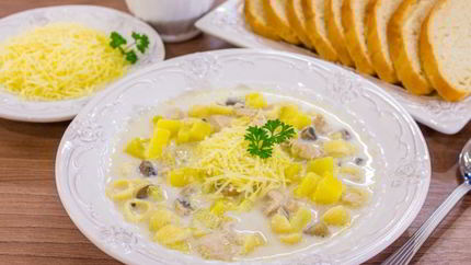 Суп с грибами, куриным филе и сливками