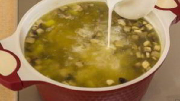 суп с грибами, куриным филе и сливками