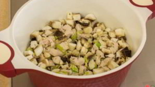 суп с грибами, куриным филе и сливками