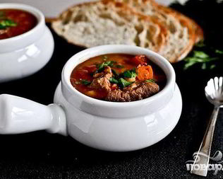 Суп с ячменем, говядиной и помидорами