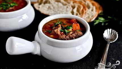 Суп с ячменем, говядиной и помидорами