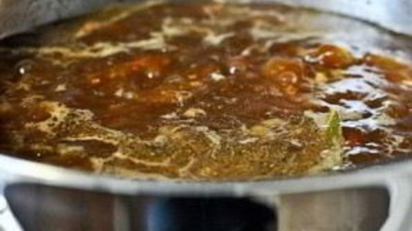 суп с ячменем, говядиной и помидорами