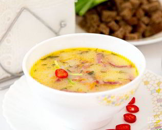 Горячий сырный суп с колбасой