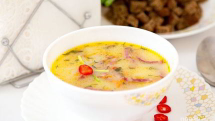 Горячий сырный суп с колбасой