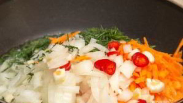 горячий сырный суп с колбасой