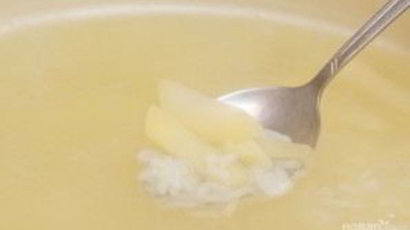 горячий сырный суп с колбасой