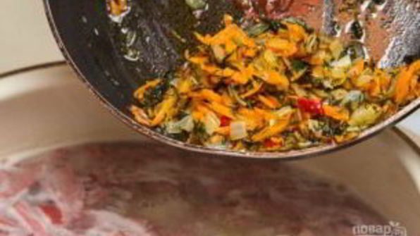 горячий сырный суп с колбасой