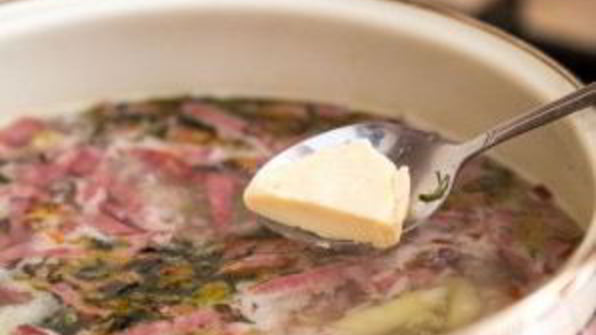 горячий сырный суп с колбасой