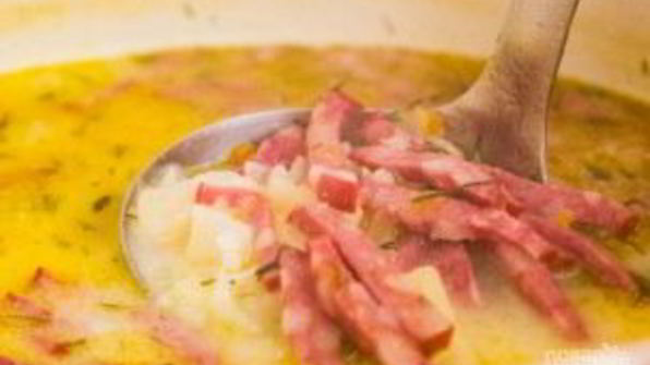 горячий сырный суп с колбасой