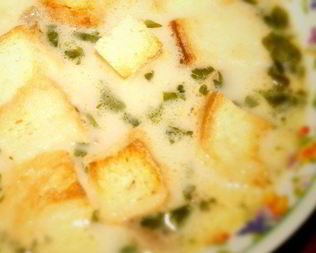 Сырный суп с курицей, шампиньонами и гренками