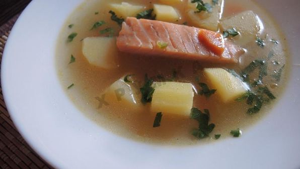 рыбный суп уха из красной рыбы