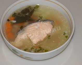 Рыбный суп уха из лосося