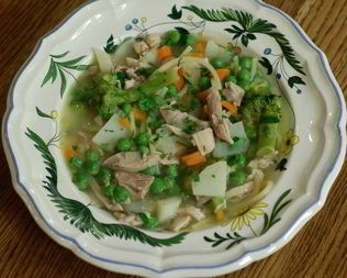 Уютный куриный суп с овощами и спагетти