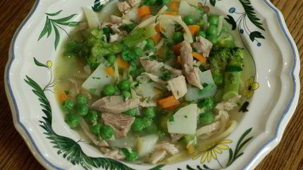 Уютный куриный суп с овощами и спагетти