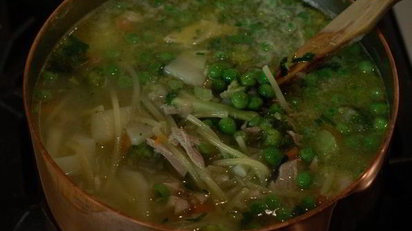 уютный куриный суп с овощами и спагетти