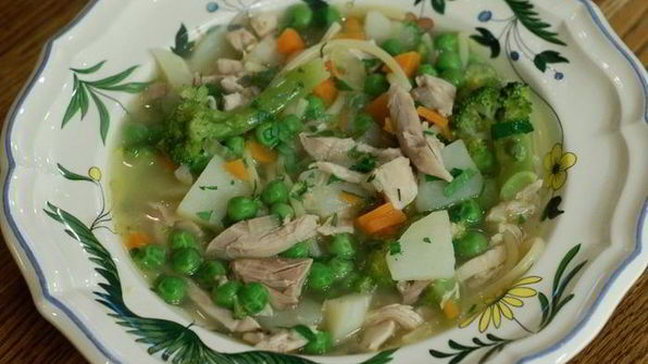 уютный куриный суп с овощами и спагетти