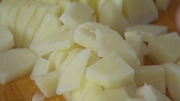 уютный куриный суп с овощами и спагетти