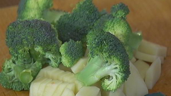 уютный куриный суп с овощами и спагетти