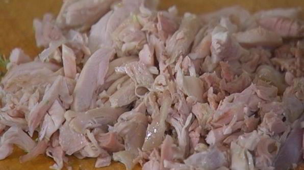 уютный куриный суп с овощами и спагетти