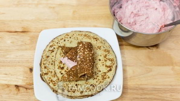 блинчики с творогом и клубникой