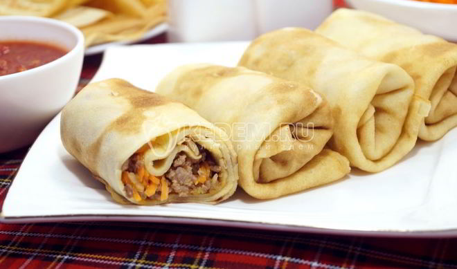 Блины с фаршем и морковью по-корейски