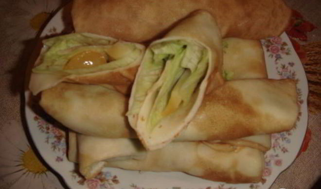 Блины с копченым кальмаром и овощами