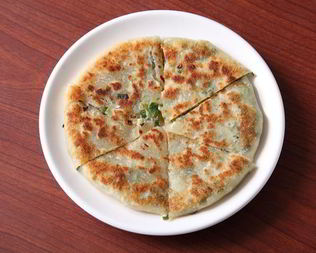 Блины с рыбой и зеленым луком