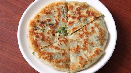 Блины с рыбой и зеленым луком