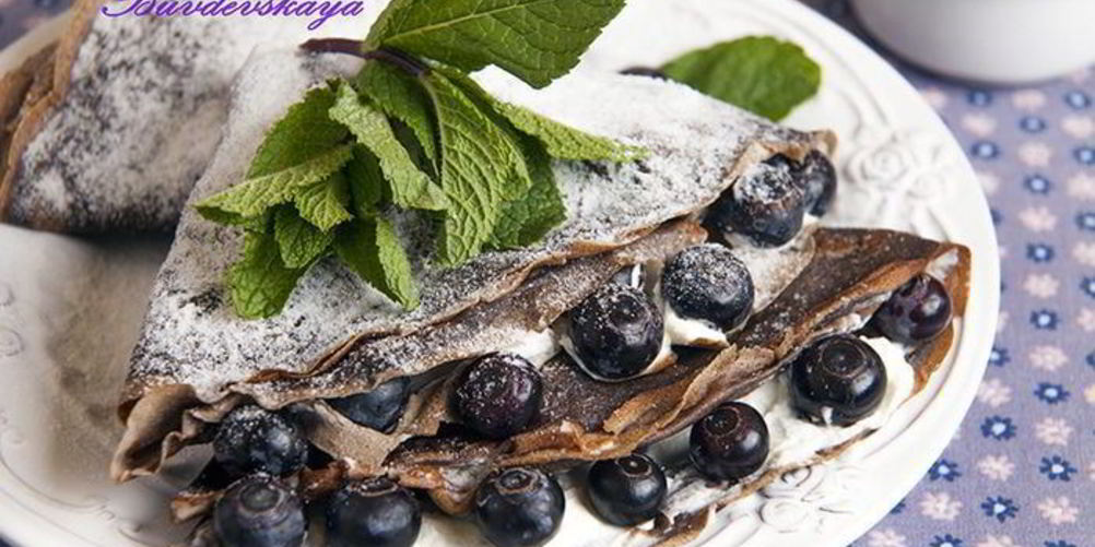 Рецепт черемуховых блинов с маскарпоне и голубикой