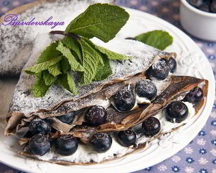 Черемуховые блины с маскарпоне и голубикой