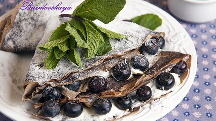 Черемуховые блины с маскарпоне и голубикой