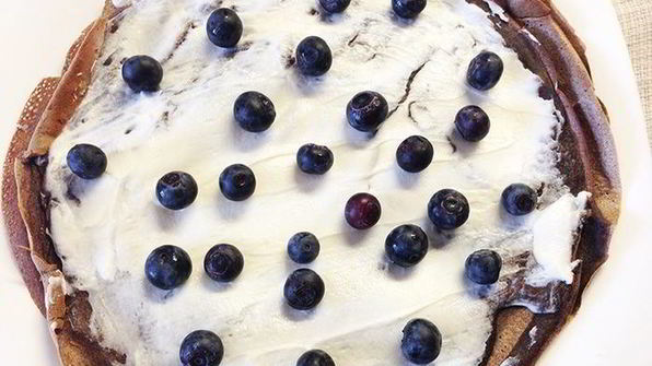 черемуховые блины с маскарпоне и голубикой