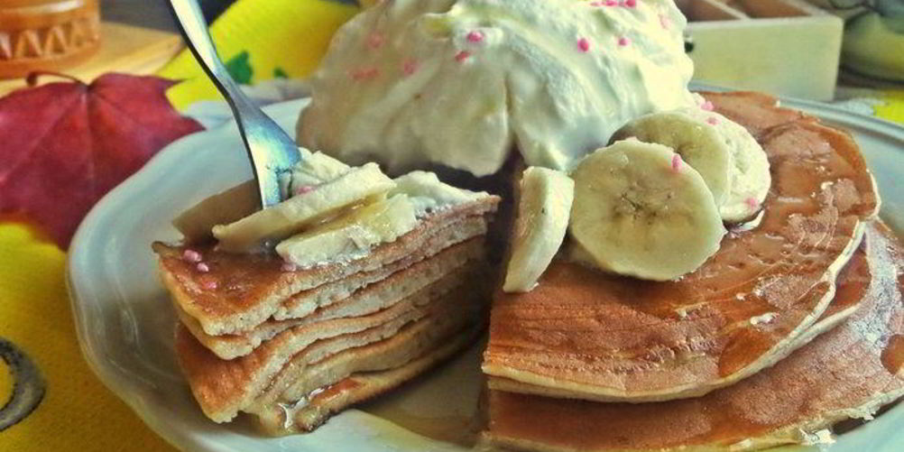 Рецепт панкейков кефирных с медом, бананом и сливками