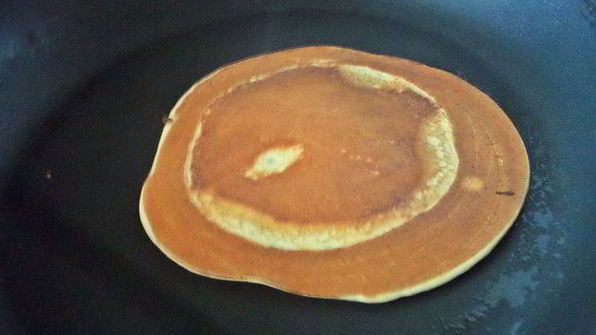 панкейки кефирные с медом, бананом и сливками