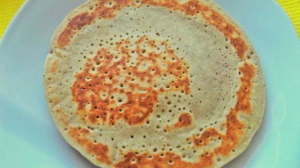 панкейки кефирные с медом, бананом и сливками