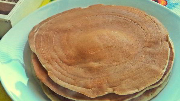 панкейки кефирные с медом, бананом и сливками