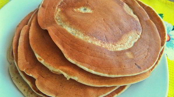 панкейки кефирные с медом, бананом и сливками