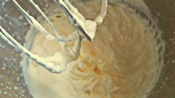 панкейки кефирные с медом, бананом и сливками