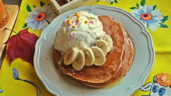 панкейки кефирные с медом, бананом и сливками