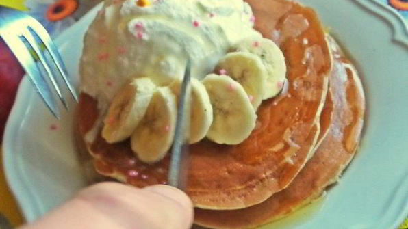 панкейки кефирные с медом, бананом и сливками
