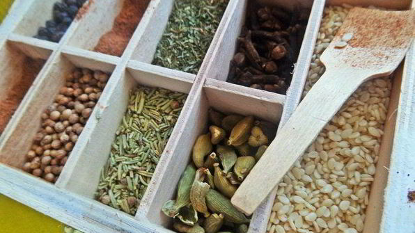 панкейки кефирные с медом, бананом и сливками