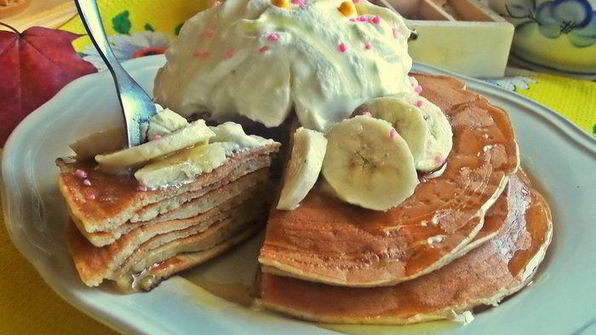 панкейки кефирные с медом, бананом и сливками