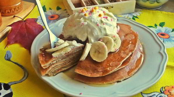 панкейки кефирные с медом, бананом и сливками