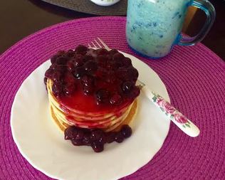Панкейки с черничным сиропом