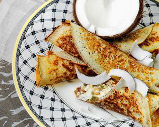 Рисовые блины с кокосовой начинкой