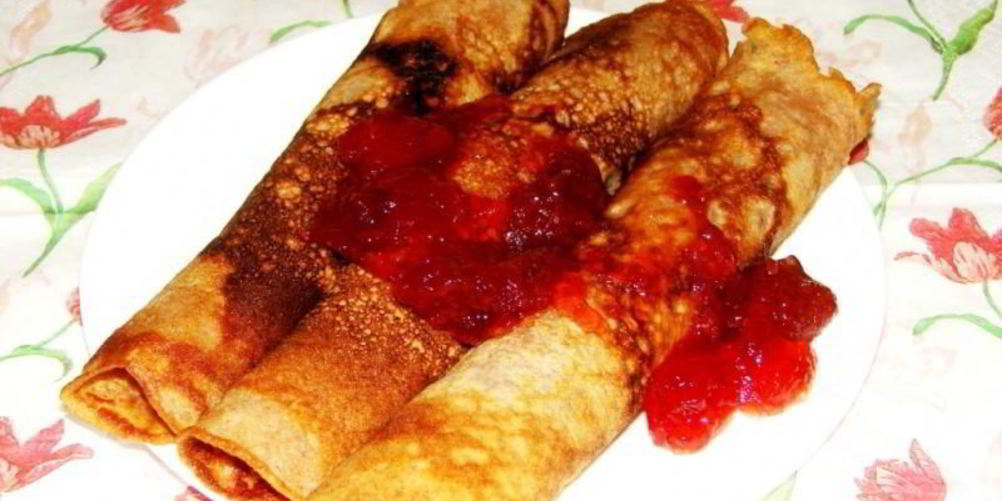 Рецепт сладких блинчиков с клубникой и творогом